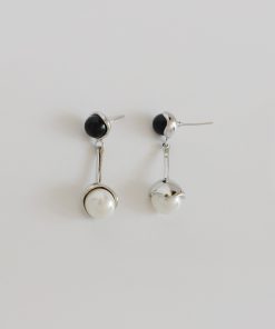 Minimalist Black and White Contrasting Round Pearl Water Drop Stud Earrings - High-End European and American Style