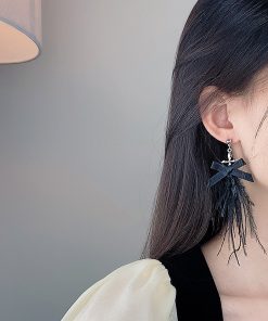 Minimalist Black and White Feather Tassel Drop Earrings for Women, Super Fairy Style, Baroque-Inspired for Autumn and Winter Fashion