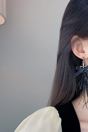Minimalist Black and White Feather Tassel Drop Earrings for Women, Super Fairy Style, Baroque-Inspired for Autumn and Winter Fashion