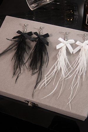 Minimalist Black and White Feather Tassel Drop Earrings for Women, Super Fairy Style, Baroque-Inspired for Autumn and Winter Fashion