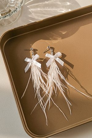 Minimalist Black and White Feather Tassel Drop Earrings for Women, Super Fairy Style, Baroque-Inspired for Autumn and Winter Fashion