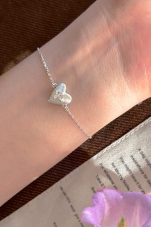 Minimalist Brushed Heart Bracelet for Women - Versatile High-End Accessory, Fashionable Cool Style for 2025 Commuting and Everyday Wear