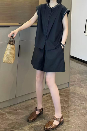 Minimalist Casual Women's Embroidered Cap Sleeve Shirt and Shorts Two-Piece Set - Summer 2025 Fashion