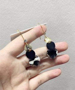 Minimalist Contrasting Color Black Metal Round Hook Earrings for Slimming Face - 2025 Niche Design Fashion Accessories