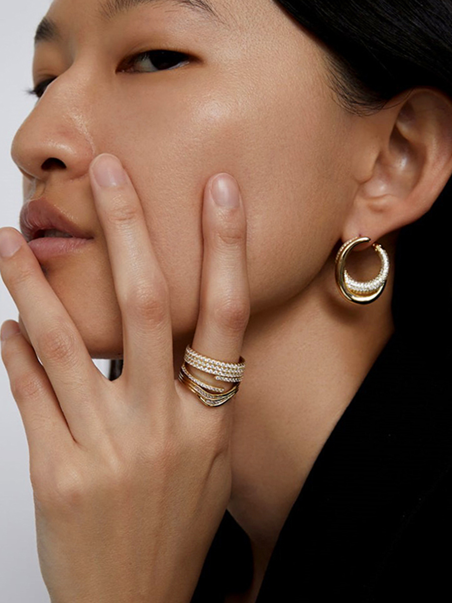 Minimalist Double-Layer Gold-Plated Oval Ear Clip Earrings with Diamond-Inlaid Design - High-End European and American Luxury Style Minimalist Double-Layer Gold-Plated Oval Ear Clip Earrings with Diamond-Inlaid Design - High-End European and American Luxury Style