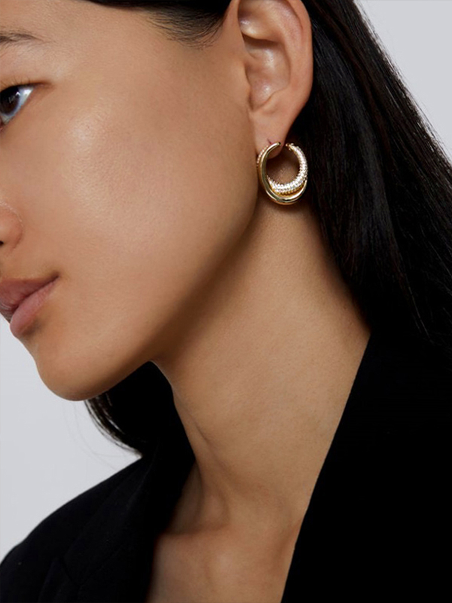 Minimalist Double-Layer Gold-Plated Oval Ear Clip Earrings with Diamond-Inlaid Design - High-End European and American Luxury Style Minimalist Double-Layer Gold-Plated Oval Ear Clip Earrings with Diamond-Inlaid Design - High-End European and American Luxury Style