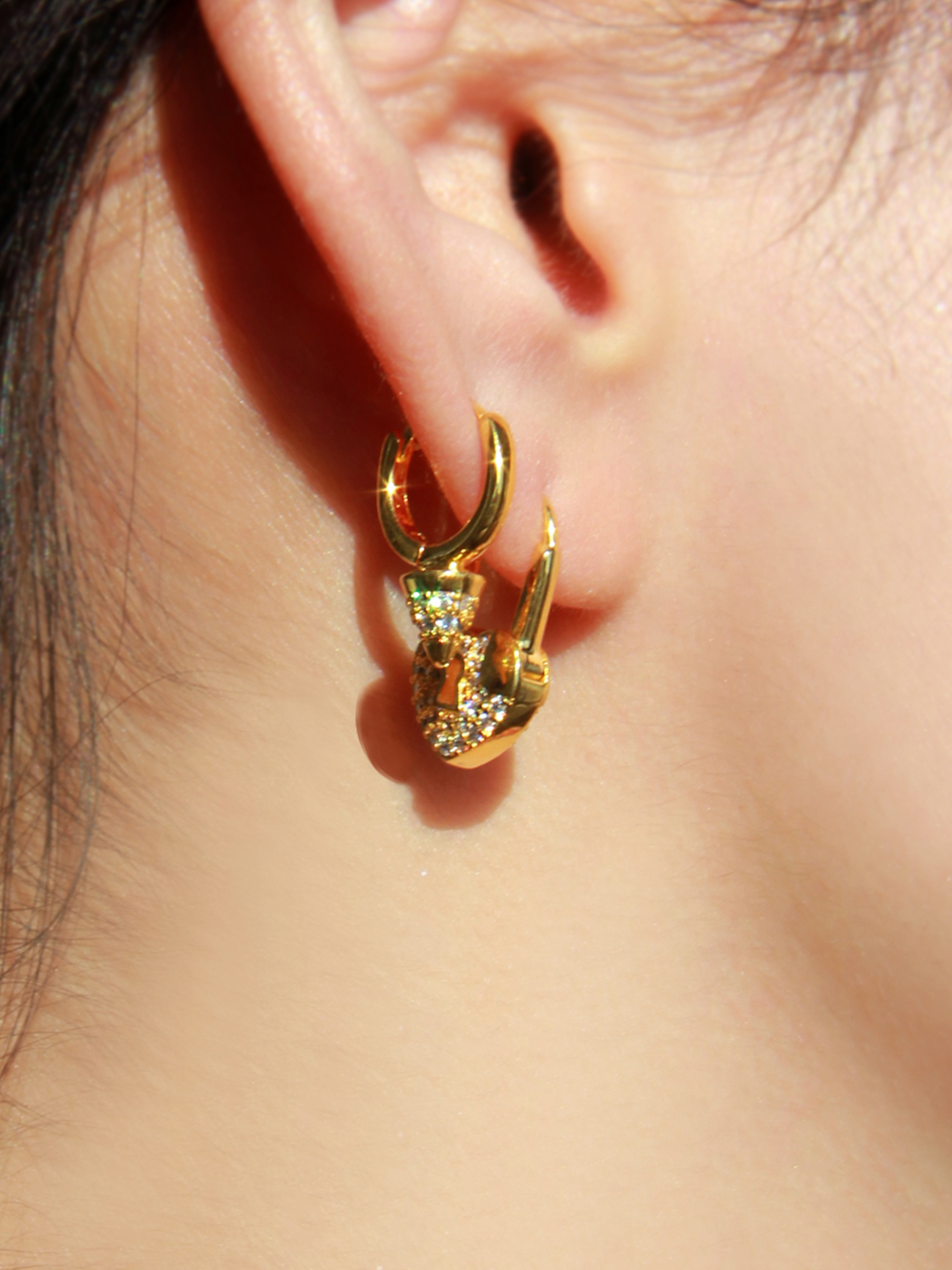 Minimalist French Retro Gold-Plated Heart Lock Ear Clip Earrings with Diamond Studs for Women - European and American Style Minimalist French Retro Gold-Plated Heart Lock Ear Clip Earrings with Diamond Studs for Women - European and American Style