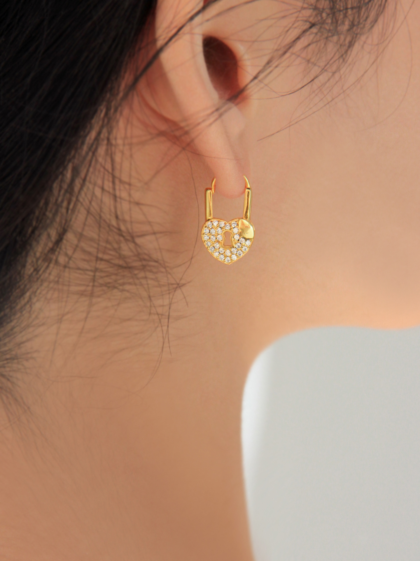Minimalist French Retro Gold-Plated Heart Lock Ear Clip Earrings with Diamond Studs for Women - European and American Style Minimalist French Retro Gold-Plated Heart Lock Ear Clip Earrings with Diamond Studs for Women - European and American Style