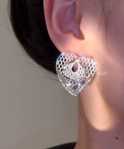 Minimalist Hollow Heart Stud Earrings - Trendy European & American Design, Lightweight Luxury, Face-Slimming Earrings