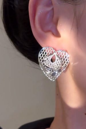 Minimalist Hollow Heart Stud Earrings - Trendy European & American Design, Lightweight Luxury, Face-Slimming Earrings