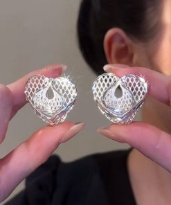 Minimalist Hollow Heart Stud Earrings - Trendy European & American Design, Lightweight Luxury, Face-Slimming Earrings