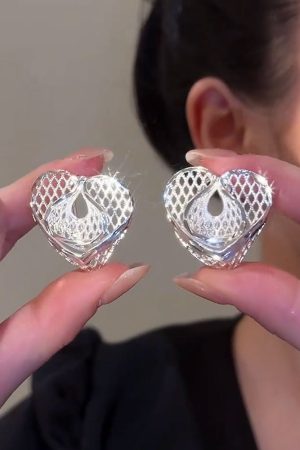 Minimalist Hollow Heart Stud Earrings - Trendy European & American Design, Lightweight Luxury, Face-Slimming Earrings
