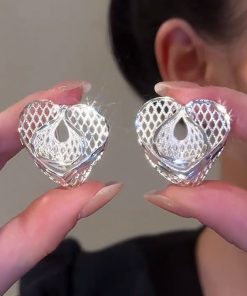 Minimalist Hollow Heart Stud Earrings - Trendy European & American Design, Lightweight Luxury, Face-Slimming Earrings