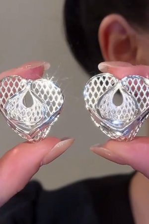 Minimalist Hollow Heart Stud Earrings - Trendy European & American Design, Lightweight Luxury, Face-Slimming Earrings