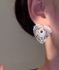 Minimalist Hollow Heart Stud Earrings - Trendy European & American Design, Lightweight Luxury, Face-Slimming Earrings