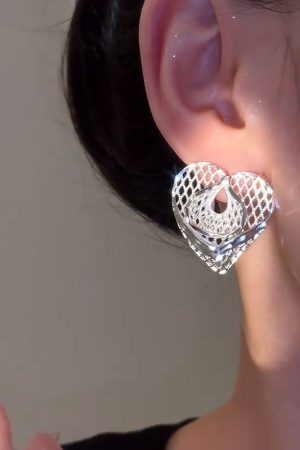 Minimalist Hollow Heart Stud Earrings - Trendy European & American Design, Lightweight Luxury, Face-Slimming Earrings