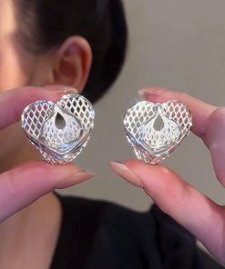 Minimalist Hollow Heart Stud Earrings - Trendy European & American Design, Lightweight Luxury, Face-Slimming Earrings