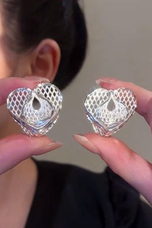Minimalist Hollow Heart Stud Earrings - Trendy European & American Design, Lightweight Luxury, Face-Slimming Earrings