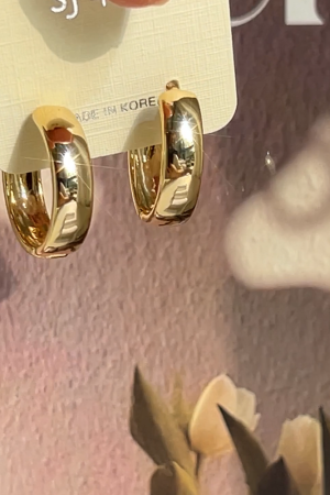 Minimalist Korean Style Gold Diamond-Studded Hoop Earrings - Exquisite Cold Style Ear Clips for Chic Fashion Statement