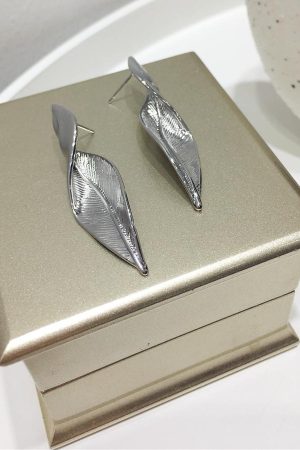 Minimalist Metallic Textured Leaf Earrings - Versatile Exaggerated Design for Slimming Face Accessories