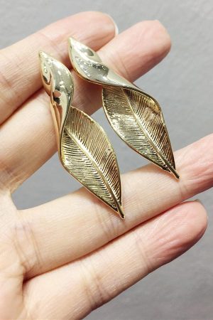 Minimalist Metallic Textured Leaf Earrings - Versatile Exaggerated Design for Slimming Face Accessories