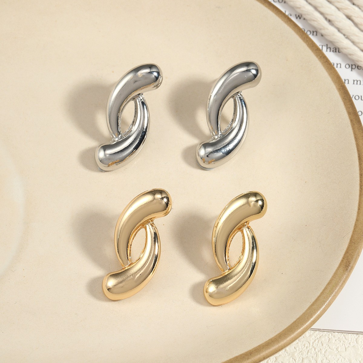 Minimalist Metallic Women's Earrings - Versatile Everyday Fashion Accessories for Commuting and Casual Wear Minimalist Metallic Women's Earrings - Versatile Everyday Fashion Accessories for Commuting and Casual Wear