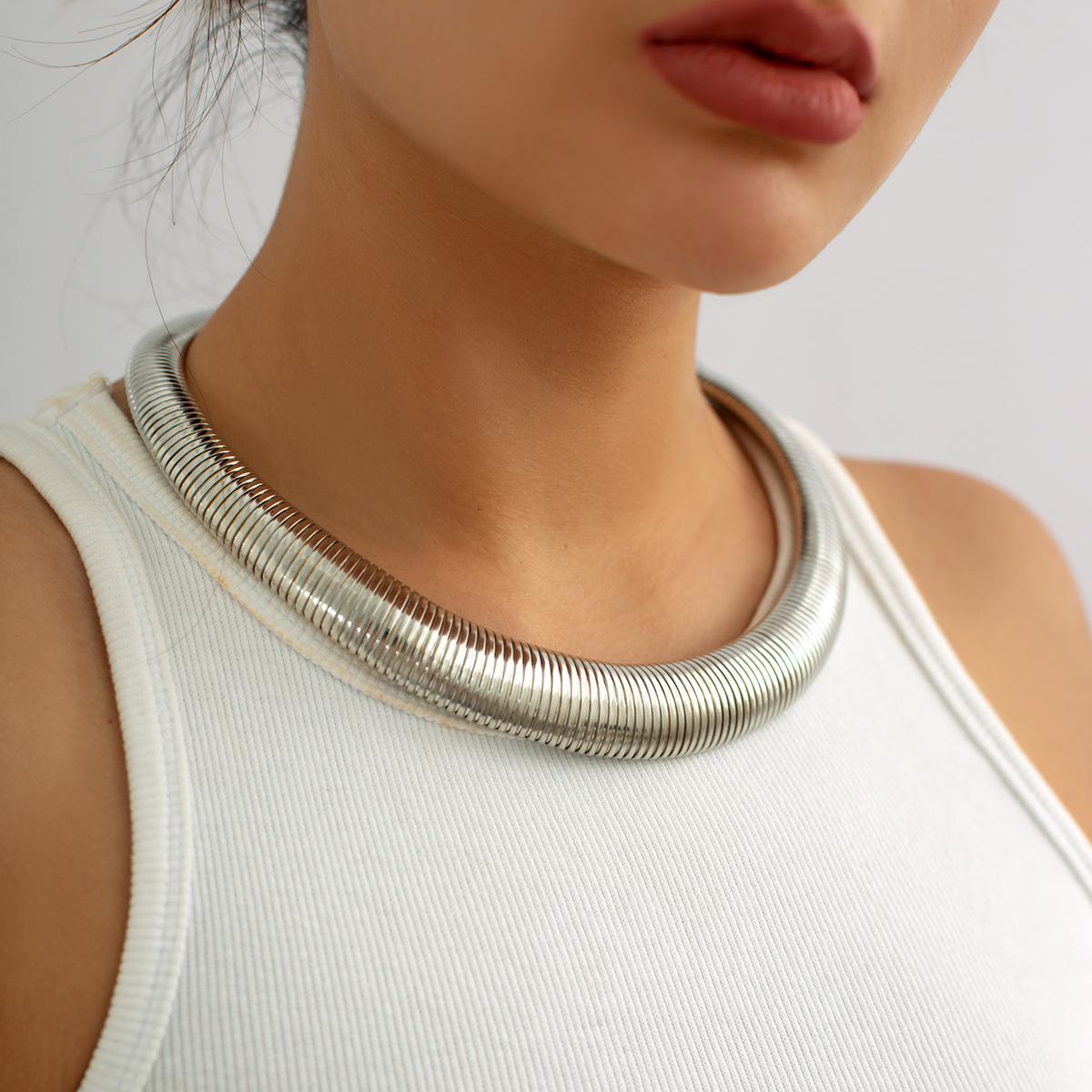 Minimalist Multi-Layer Snake Bone Choker Necklace - Exaggerated Stylish Design for European and American Fashion Trends Minimalist Multi-Layer Snake Bone Choker Necklace - Exaggerated Stylish Design for European and American Fashion Trends