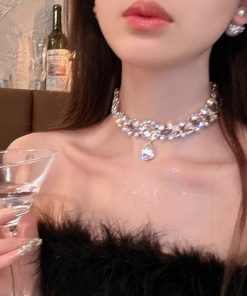 Minimalist Pearl and Diamond Necklace - High-End Light Luxury Clavicle Chain, Versatile Fashionable Neckwear for Trendy Style