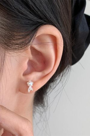 Minimalist Pearl Small Flower Stud Earrings for Women - Elegant Niche Design, High-Quality Fashion Jewelry