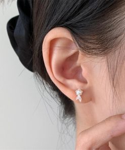 Minimalist Pearl Small Flower Stud Earrings for Women - Elegant Niche Design, High-Quality Fashion Jewelry