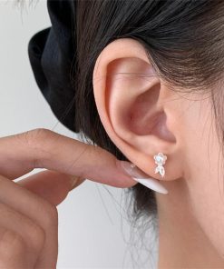 Minimalist Pearl Small Flower Stud Earrings for Women - Elegant Niche Design, High-Quality Fashion Jewelry