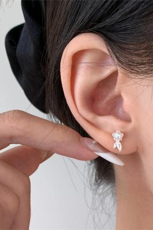 Minimalist Pearl Small Flower Stud Earrings for Women - Elegant Niche Design, High-Quality Fashion Jewelry