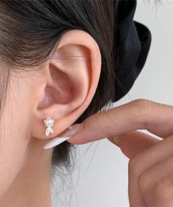 Minimalist Pearl Small Flower Stud Earrings for Women - Elegant Niche Design, High-Quality Fashion Jewelry