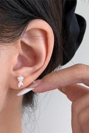 Minimalist Pearl Small Flower Stud Earrings for Women - Elegant Niche Design, High-Quality Fashion Jewelry