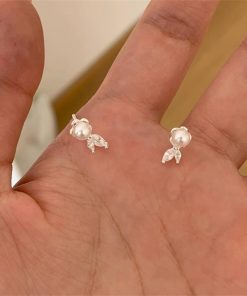 Minimalist Pearl Small Flower Stud Earrings for Women - Elegant Niche Design, High-Quality Fashion Jewelry