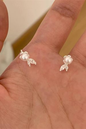 Minimalist Pearl Small Flower Stud Earrings for Women - Elegant Niche Design, High-Quality Fashion Jewelry