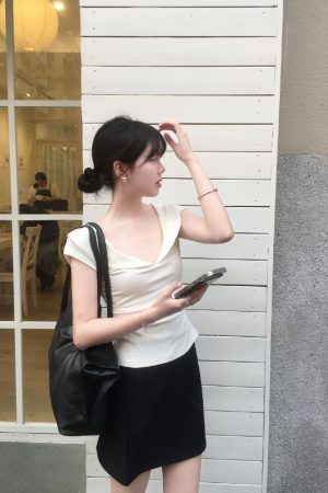 Minimalist Retro Doll Collar Short-Sleeve T-Shirt Top for Women â€“ Fitted Waist, Slim Elegant Design, Fresh College Style