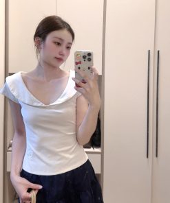 Minimalist Retro Doll Collar Short-Sleeve T-Shirt Top for Women â€“ Fitted Waist, Slim Elegant Design, Fresh College Style