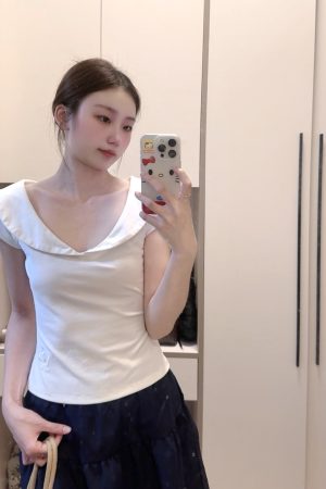 Minimalist Retro Doll Collar Short-Sleeve T-Shirt Top for Women â€“ Fitted Waist, Slim Elegant Design, Fresh College Style