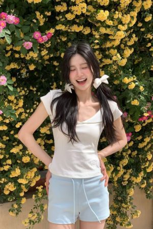Minimalist Retro Doll Collar Short-Sleeve T-Shirt Top for Women â€“ Fitted Waist, Slim Elegant Design, Fresh College Style