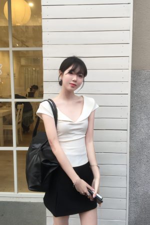 Minimalist Retro Doll Collar Short-Sleeve T-Shirt Top for Women â€“ Fitted Waist, Slim Elegant Design, Fresh College Style