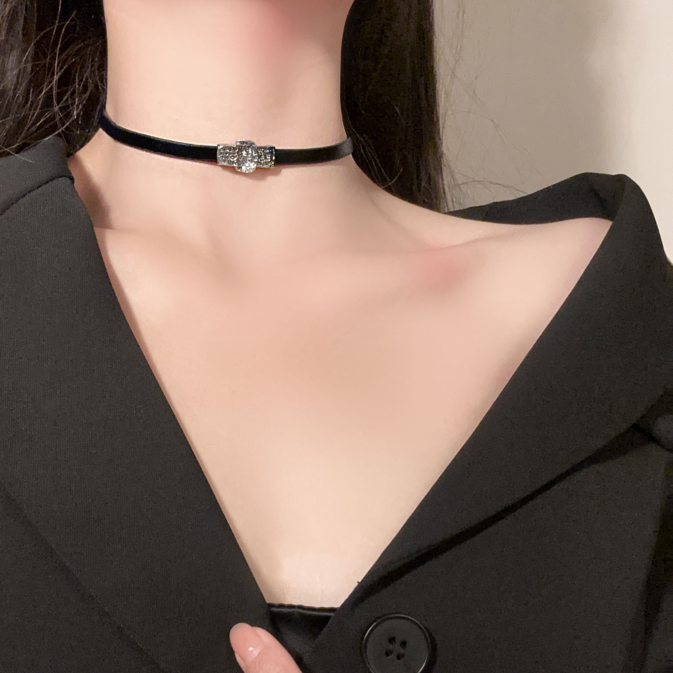 Minimalist Short Choker Necklace - Luxury Clavicle Chain, Niche Design, Belt Buckle Neck Chain, Elegant Neck Ring Jewelry Minimalist Short Choker Necklace - Luxury Clavicle Chain, Niche Design, Belt Buckle Neck Chain, Elegant Neck Ring Jewelry