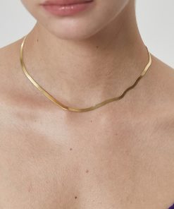 Minimalist Silver Blade Chain Choker - Women's Clavicle Necklace with Snake Bone Design and Four-Leaf Clover Accent