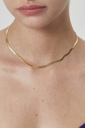 Minimalist Silver Blade Chain Choker - Women's Clavicle Necklace with Snake Bone Design and Four-Leaf Clover Accent