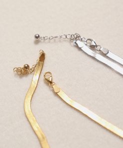 Minimalist Silver Blade Chain Choker - Women's Clavicle Necklace with Snake Bone Design and Four-Leaf Clover Accent