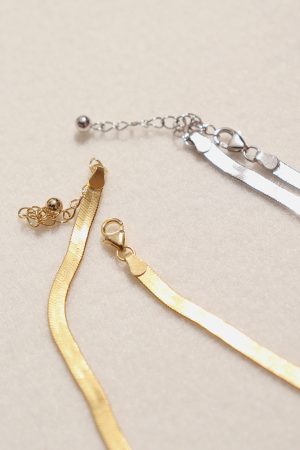 Minimalist Silver Blade Chain Choker - Women's Clavicle Necklace with Snake Bone Design and Four-Leaf Clover Accent