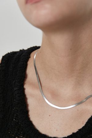 Minimalist Silver Blade Chain Choker - Women's Clavicle Necklace with Snake Bone Design and Four-Leaf Clover Accent