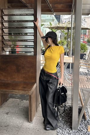 Minimalist Slim-Fit Round Neck Short Sleeve T-Shirt for Women - Classic Four-Color Design, Casual Wardrobe Essential
