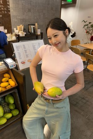 Minimalist Slim-Fit Round Neck Short Sleeve T-Shirt for Women - Classic Four-Color Design, Casual Wardrobe Essential