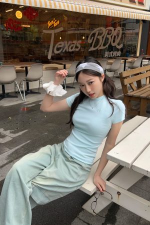 Minimalist Slim-Fit Round Neck Short Sleeve T-Shirt for Women - Classic Four-Color Design, Casual Wardrobe Essential